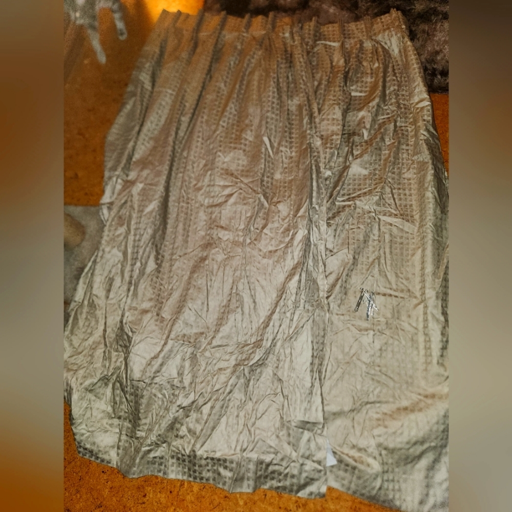 2 drapes panels 3x6 each with hooks